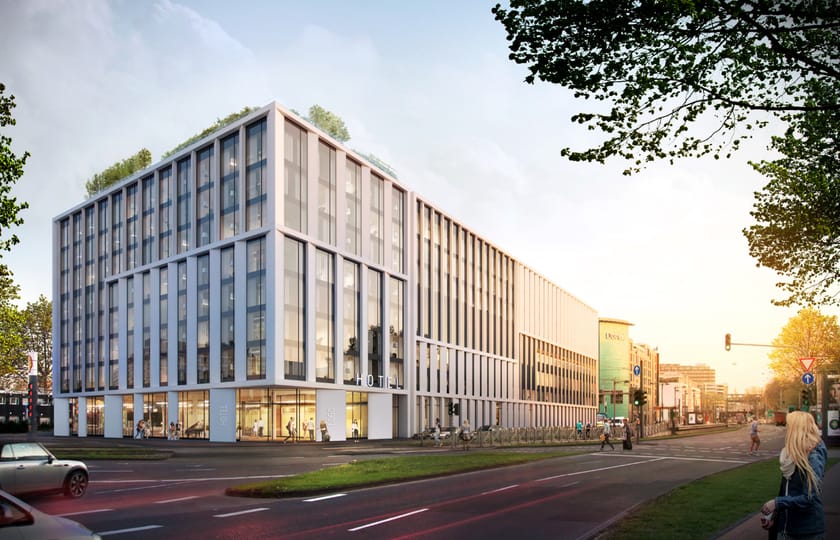 Architekturvisualisierung eines hellen Neubaus mit senkrechter Fassadengliederung, begrünter Dachkante und Hotelbeschriftung im Erdgeschoss.