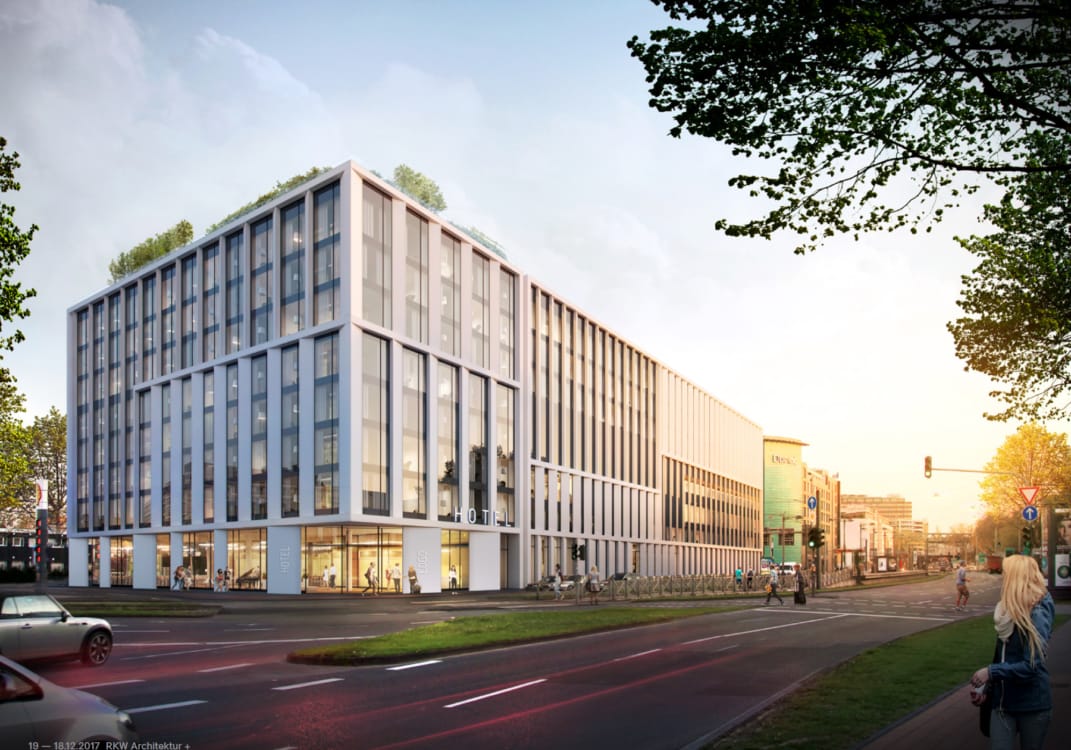 Architekturvisualisierung eines hellen Neubaus mit senkrechter Fassadengliederung, begrünter Dachkante und Hotelbeschriftung im Erdgeschoss.
