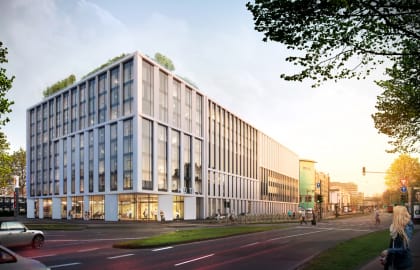 Architekturvisualisierung eines hellen Neubaus mit senkrechter Fassadengliederung, begrünter Dachkante und Hotelbeschriftung im Erdgeschoss.