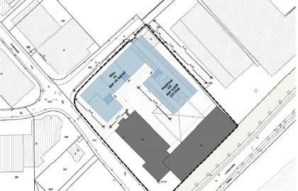 Technischer Lageplan mit grau und blau markierten Baukörpern und einer Flächentabelle in der oberen Ecke.